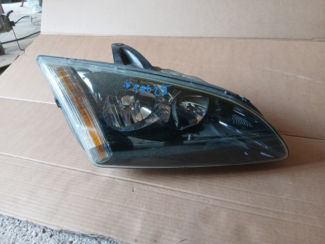 10026 Ford Focus 2004-2008 Lámpa , Fényszóró Használt Jobb első