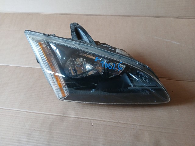 10026 Ford Focus 2004-2008 Lámpa , Fényszóró Használt Jobb első