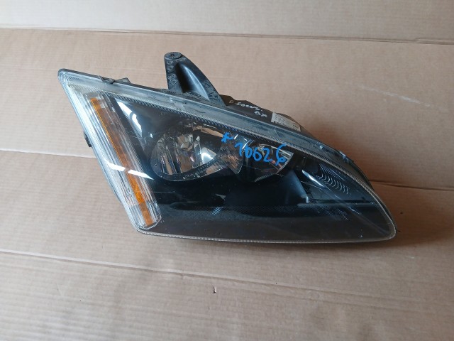 10026 Ford Focus 2004-2008 Lámpa , Fényszóró Használt Jobb első