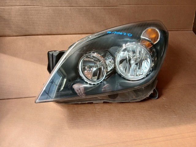 10020 Opel H astra 2004-2014 Lámpa , Fényszóró Használt sima Bal első  Hella