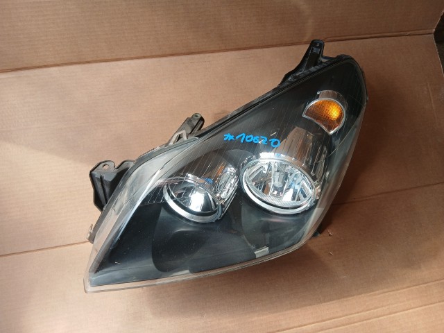 10020 Opel H astra 2004-2014 Lámpa , Fényszóró Használt sima Bal első  Hella