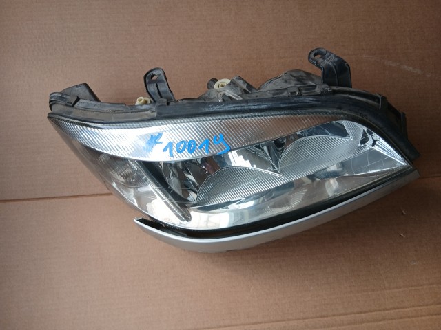 10019 Opel Zafira A 1999-2005 1999-2005 Lámpa , Fényszóró Használt sima Jobb első