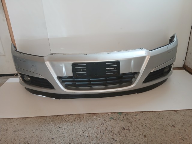 10120 Opel H astra 2004-2006 Lökhárító Használt első Ezüst Z157