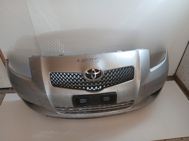 10115 Toyota Yaris II. 2005-2011 2005-2011 Lökhárító Használt első Ezüst 