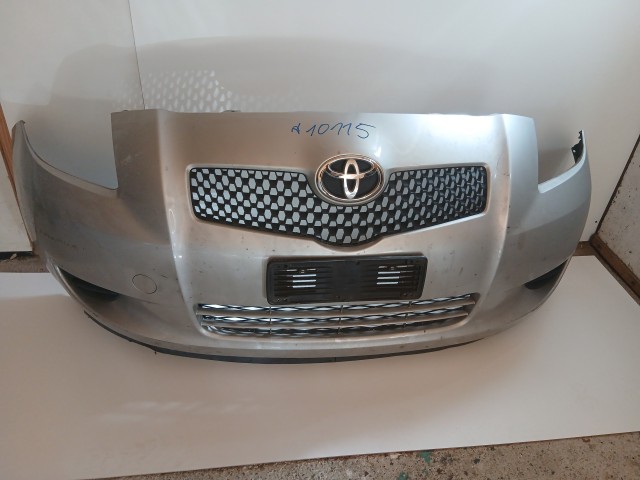 10115 Toyota Yaris II. 2005-2011 2005-2011 Lökhárító Használt első Ezüst 