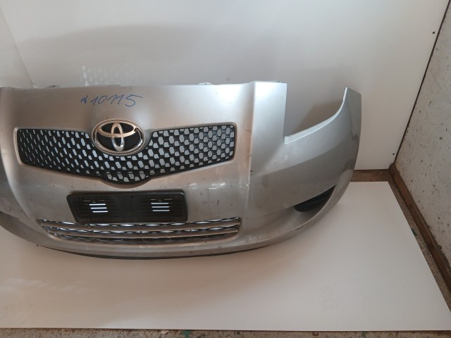 10115 Toyota Yaris II. 2005-2011 2005-2011 Lökhárító Használt első Ezüst 