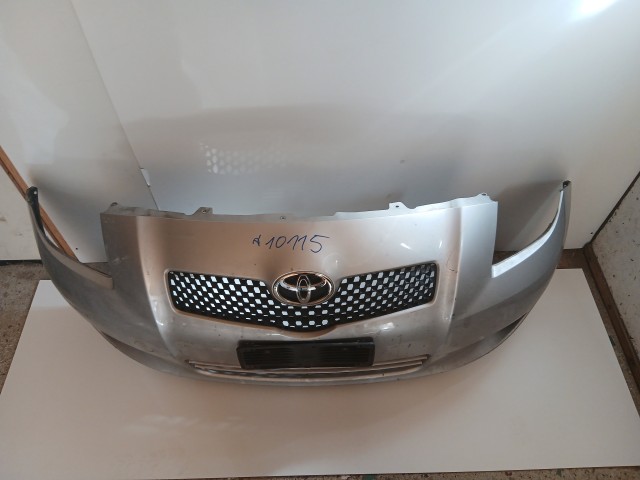 10115 Toyota Yaris II. 2005-2011 2005-2011 Lökhárító Használt első Ezüst 