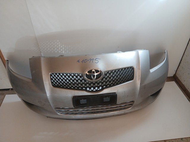 10115 Toyota Yaris II. 2005-2011 2005-2011 Lökhárító Használt első Ezüst 