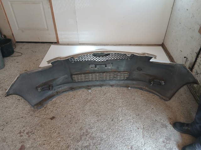10115 Toyota Yaris II. 2005-2011 2005-2011 Lökhárító Használt első Ezüst 