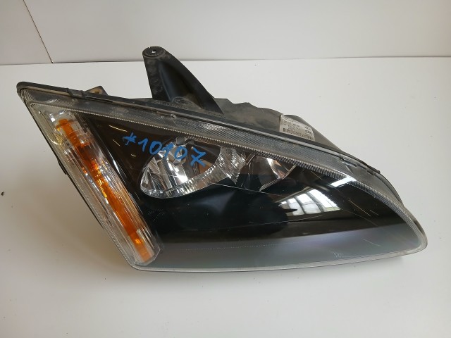 10107 Ford Focus II. 2004-2011 Lámpa , Fényszóró Használt Jobb első