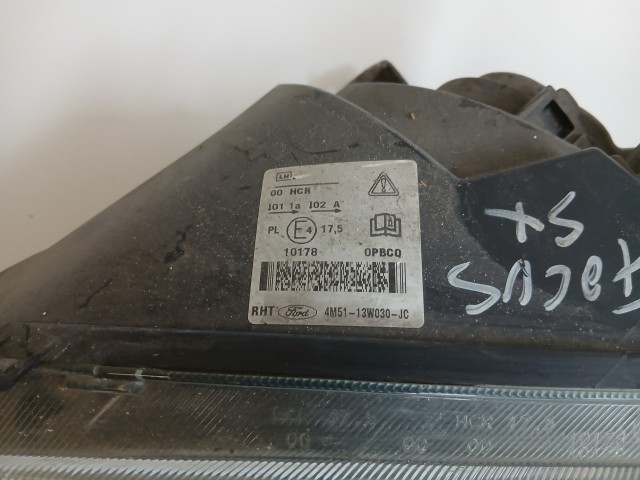 10106 Ford Focus II. 2004-2011 Lámpa , Fényszóró Használt Bal első 