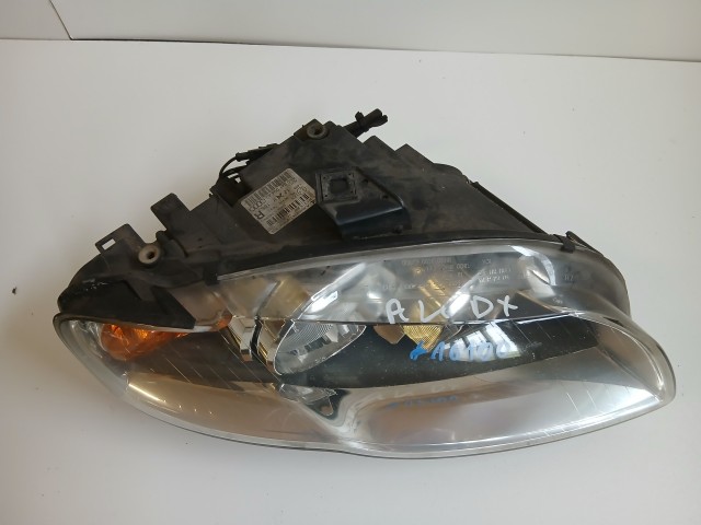 10100 Audi A4 B7 2004-2008 Lámpa , Fényszóró Használt Jobb első