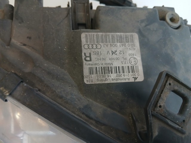 10100 Audi A4 B7 2004-2008 Lámpa , Fényszóró Használt Jobb első