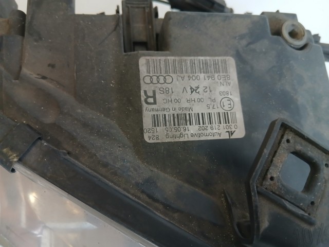 10100 Audi A4 B7 2004-2008 Lámpa , Fényszóró Használt Jobb első