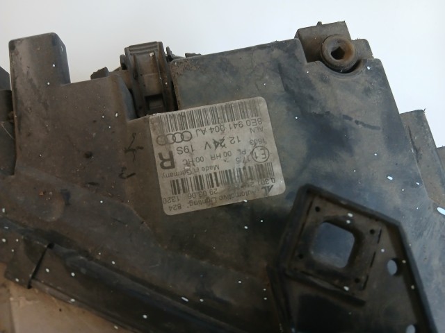 10099 Audi A4 B7 2004-2008 Lámpa , Fényszóró Használt Jobb első