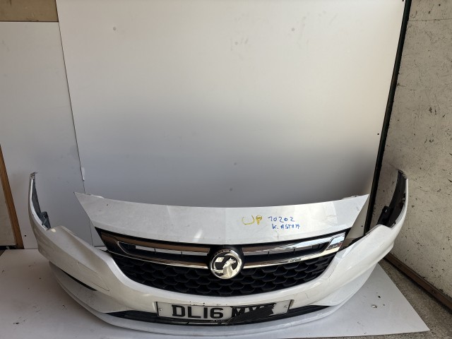 10202 Opel Astra K 2015 Lökhárító Használt első Fehér 