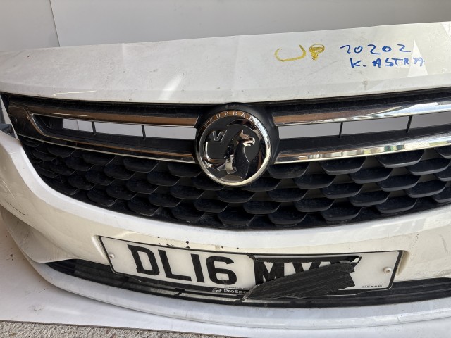 10202 Opel Astra K 2015 Lökhárító Használt első Fehér 