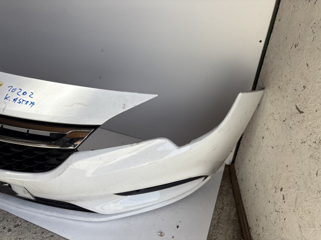 10202 Opel Astra K 2015 Lökhárító Használt első Fehér 