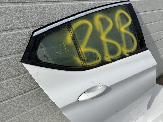 10229 Opel Astra K 2015 Ajtó Használt Jobb hátsó Fehér 