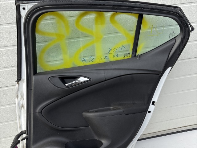 10229 Opel Astra K 2015 Ajtó Használt Jobb hátsó Fehér 