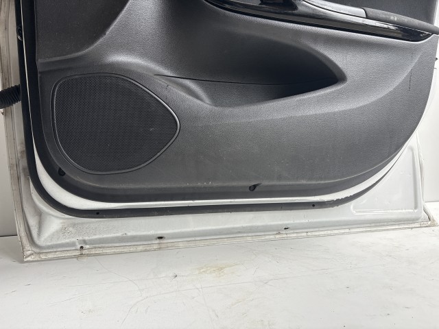 10238 Opel Astra K 2015 Ajtó Használt Jobb első Fehér Z40r