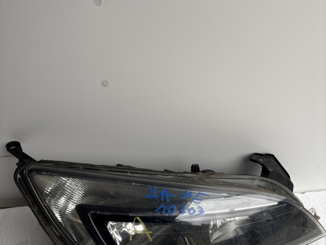 10303 Opel Astra J 2009-2015 Lámpa , Fényszóró Használt Jobb első