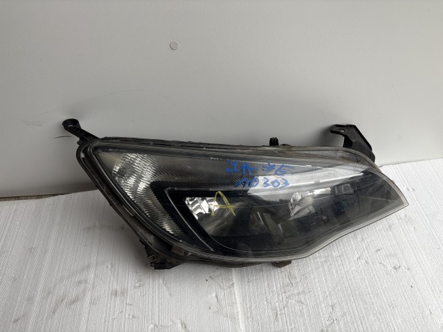10303 Opel Astra J 2009-2015 Lámpa , Fényszóró Használt Jobb első