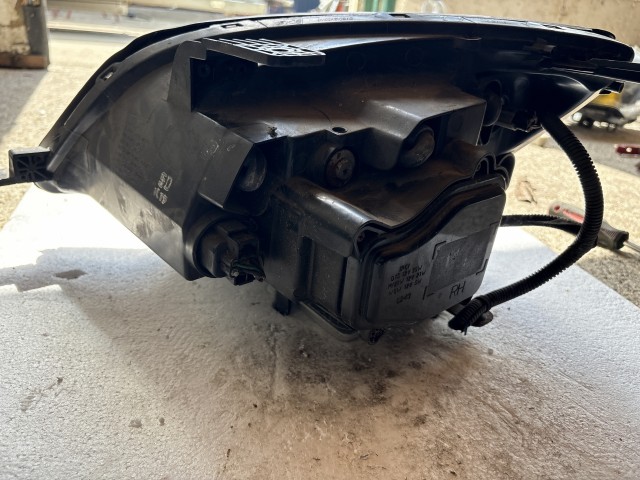 10487 Opel Antara 2006-2015 Angol Fényszóró Használt Xenon Jobb első