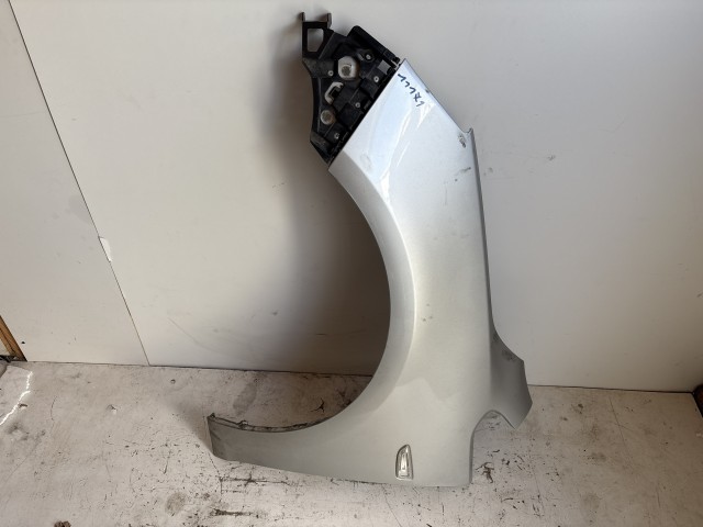 11171 Opel Astra J 2009-2015 Sárvédő Használt Bal első Ezüst Z176