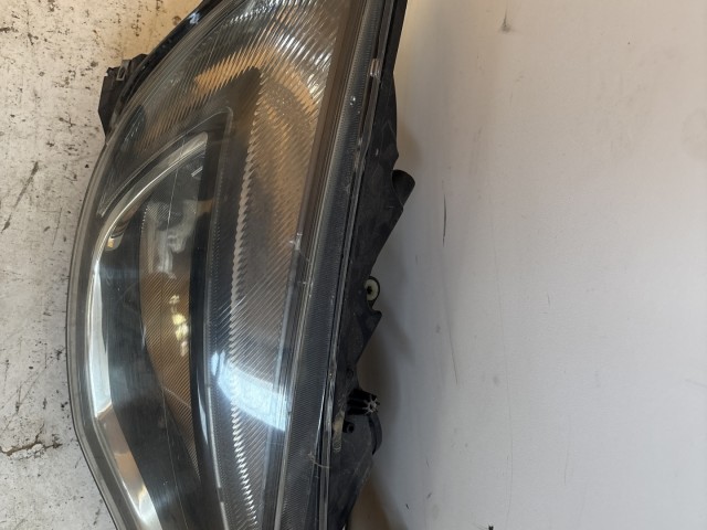 11175 Opel Astra J 2009-2015 Lámpa , Fényszóró Használt sima Jobb első