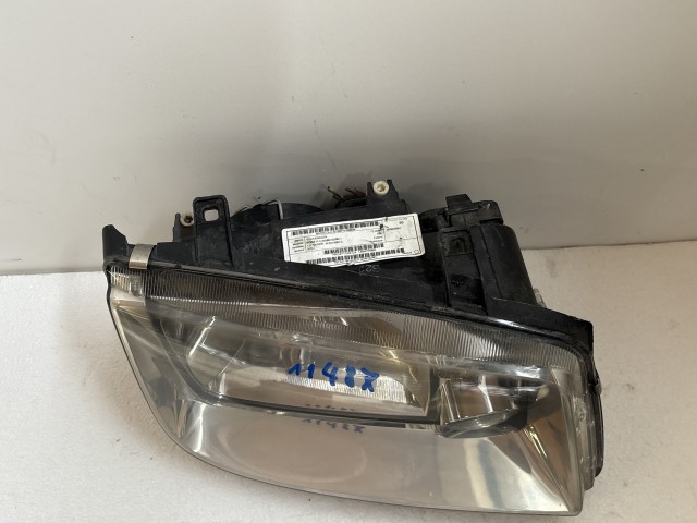 11487 Volkswagen Bora 1998-2005 Lámpa , Fényszóró Használt Jobb első