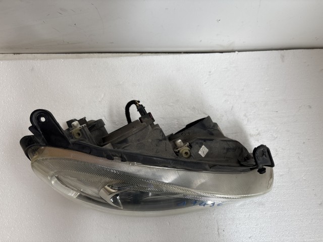 11496 Opel Corsa C 2000-2006 2000-2006 Lámpa , Fényszóró Használt Jobb első
