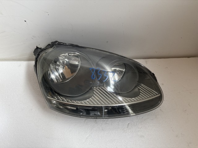 8332 Volkswagen Golf V. 2003-2008 Lámpa , Fényszóró Használt Jobb első sötét