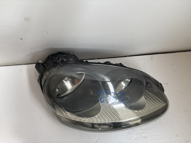 8332 Volkswagen Golf V. 2003-2008 Lámpa , Fényszóró Használt Jobb első sötét