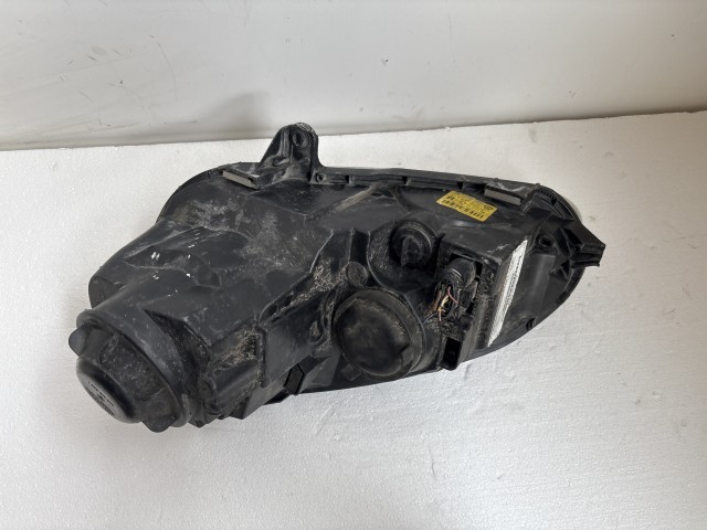 8332 Volkswagen Golf V. 2003-2008 Lámpa , Fényszóró Használt Jobb első sötét