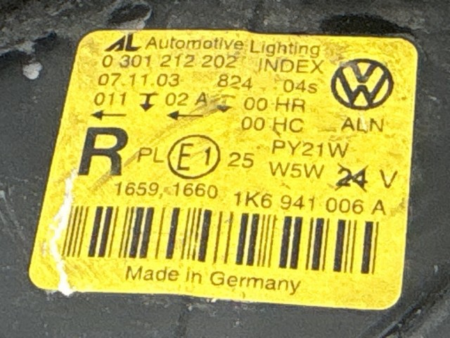 8332 Volkswagen Golf V. 2003-2008 Lámpa , Fényszóró Használt Jobb első sötét